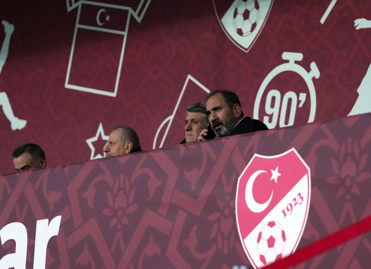 A Milli Takım kampa girdi başkan Serdal Adalı tribünden takip etti 3