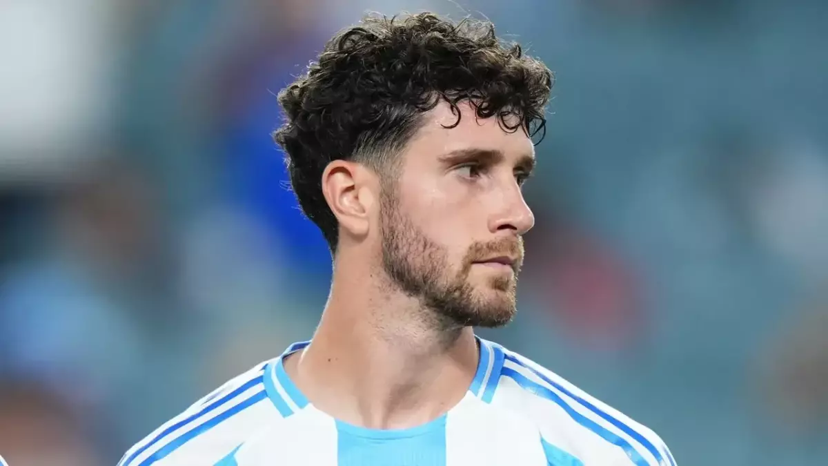 Beşiktaş'ın da ilgilendiği iddia edilmişti, Fenerbahçe menajeriyle görüştü