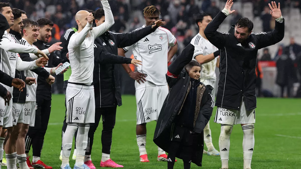 Orkun Kökçü kaptanlık pazu bandını Ömer Kağan'a verdi