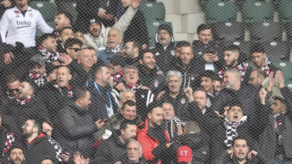 Serdal Adalı maçın ardından soyunma odasına indi