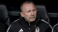 Konyaspor maçı sonrası Sergen Yalçın'a su şişesi fırlatıldı