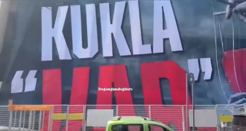 Tüpraş Stadyumu'nda pankartlı tepki: Kukla VAR