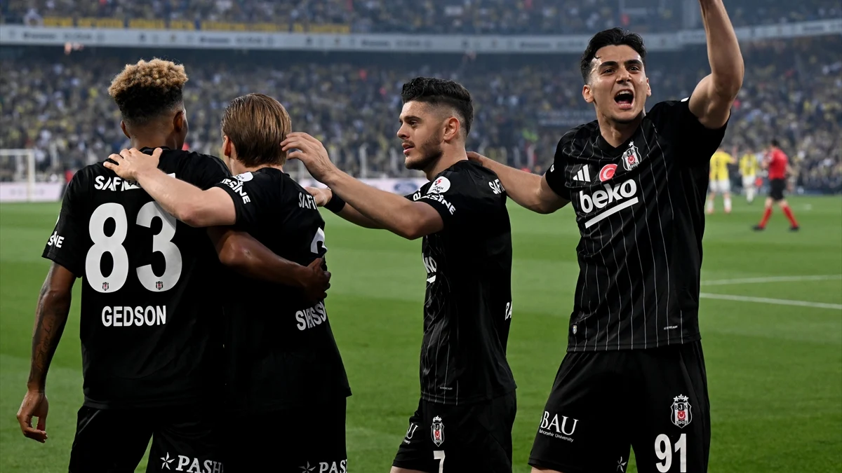 Tarihi an: Fenerbahçe taraftarı Beşiktaş’ı alkışladı