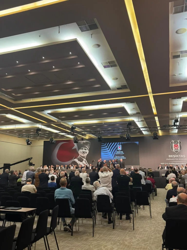 SKANDAL! Tevfik Yamantürk ayakta alkışlandı! - Beşiktaş Haberleri