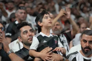 Beşiktaş taraftarından #ComeBackKartal etiketi