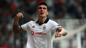 Beşiktaşlı eski futbolcu Süper Lig’e geri döndü