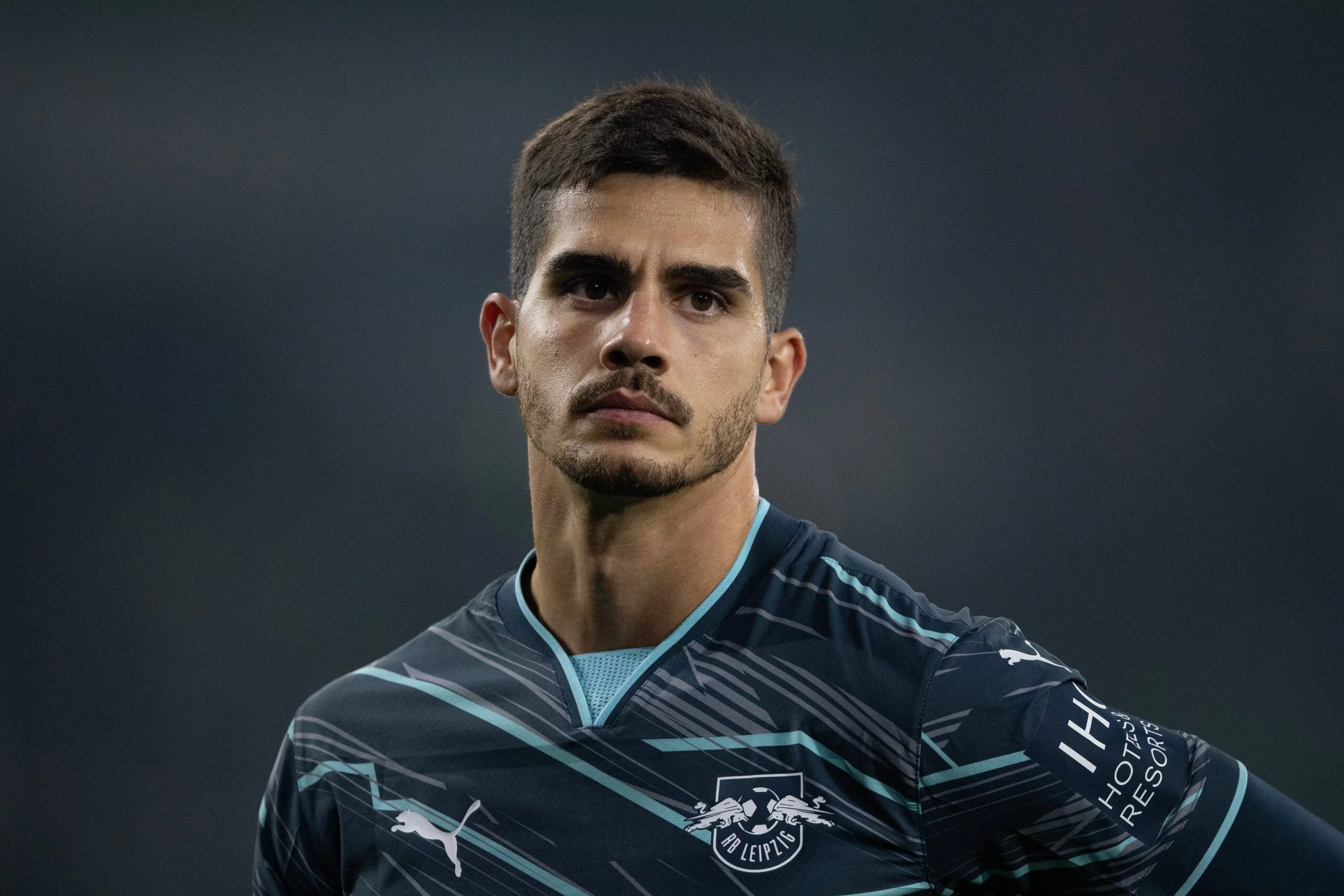 Dün Beşiktaş'a yazıldı, bugün Elche'ye imza atıyor Dün Beşiktaş’a yazıldı, bugün Elche’ye imza atıyor