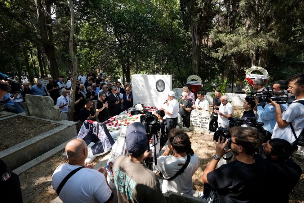 Onursal Başkanımız Süleyman Seba mezarı başında anıldı Onursal Başkanımız Süleyman Seba mezarı başında anıldı