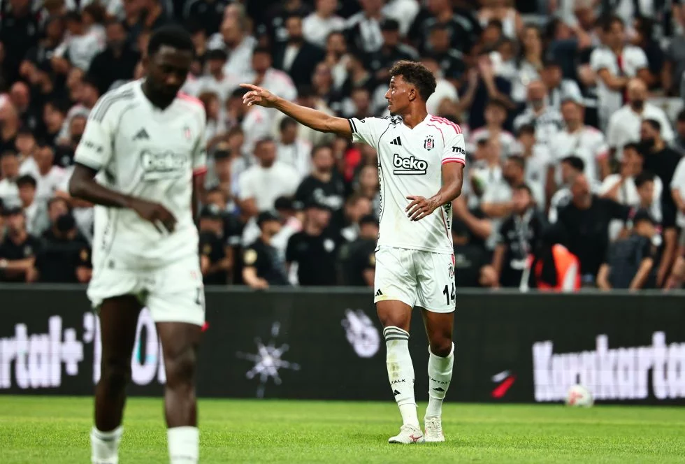 Felix Uduokhai'ye tribünlerden tepki Felix Uduokhai’ye tribünlerden tepki