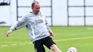 ”Beşiktaş yarışmacı bir takım oluşturamadı.”
