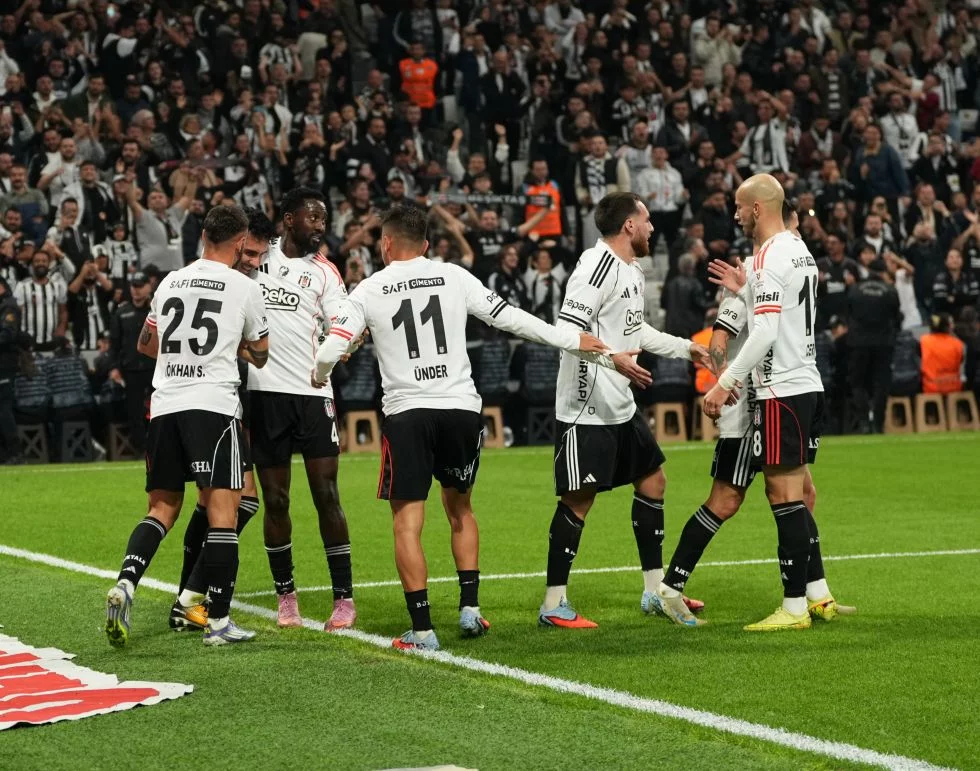 BEŞİKTAŞ DERBİYİ RAKİBİNE HEDİYE ETTİ
