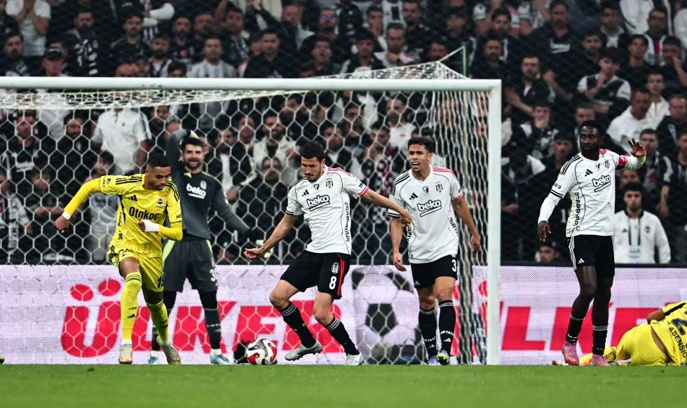 BAŞKAN, HOCA VE OYUNCULAR EL ELE